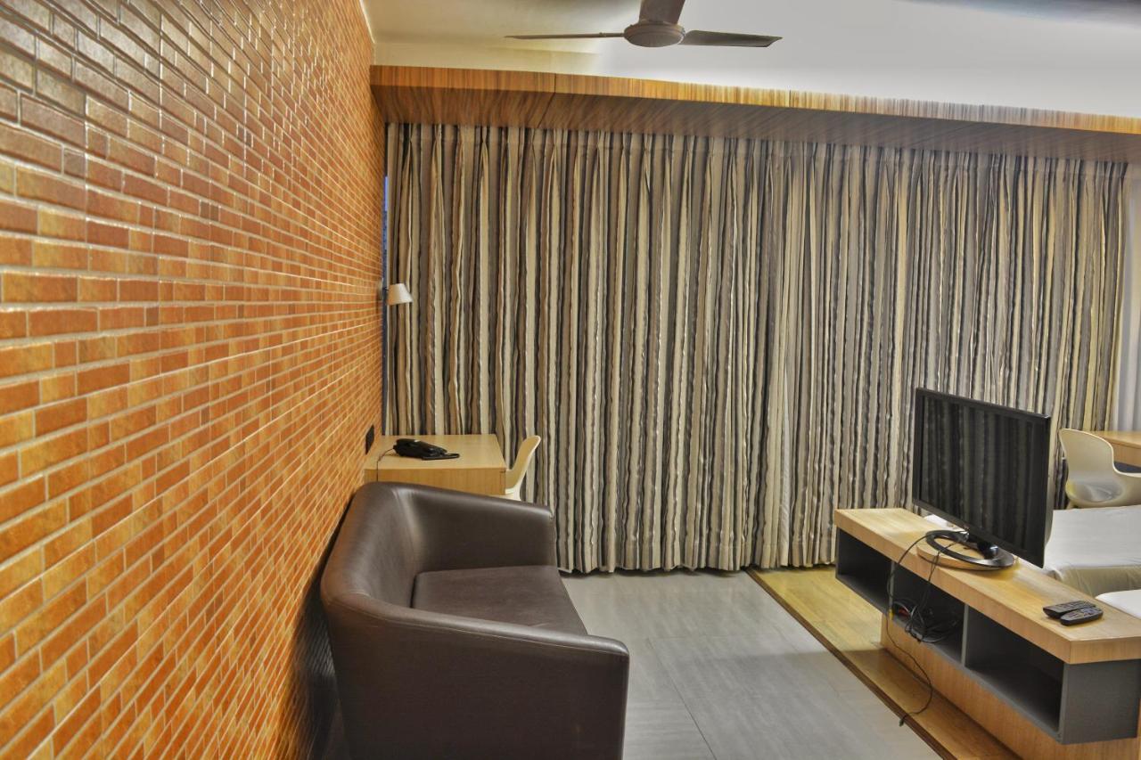 Satkar Paradise Aparthotel Manipal Exterior foto